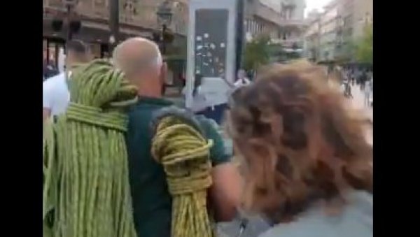 АУ, ТЕШКА БОЛЕСТ: Блокадери малтретирали алпинисте који су скидали банер са Палате Албанија, жале живе птиће, али не и страдалу студенткињу