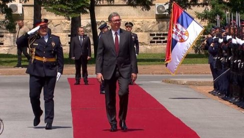PREDSEDNIK VUČIĆ URUČIO JE MEDALJE I POSLAO SNAŽNU PORUKU: Dok se pitam za bilo šta, policija neće biti ponižena