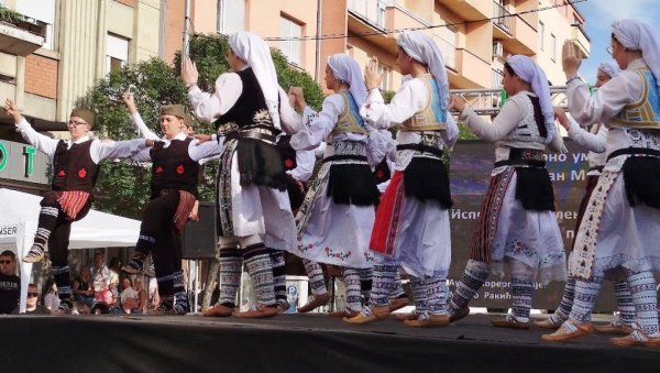 КУД „ВУК КАРАЏИЋ“ ПОБЕДНИК ТРОЈИЧКОГ ФЕСТИВАЛА:  Разиграно у Параћину минулог викенда (ФОТО)