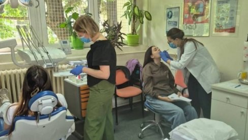 ORALNO ZDRAVLJE I RIZIČNO PONAŠANJE MLADIH: Stomatolozi DZ Voždovac u poseti školama