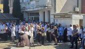 TRAŽE DA SE UHAPŠENI DIREKTORI PUSTE NA SLOBODU: Na KiM nastavljeni protesti zbog hapšenja direktora srpskih ustanova