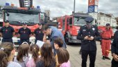 САЧУВАЛИ МИР И СТАБИЛНОСТ У ГРАДУ: Новосадска полиција Дан и славу МУП-а обележила са најмлађима