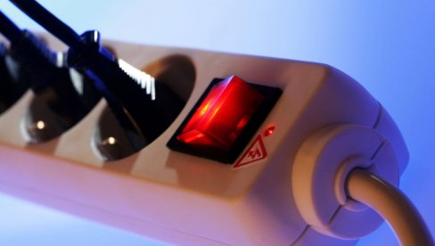 EVO ŠTA KAŽU STRUČNJACI: Da li treba vaditi utikače tokom oluje?