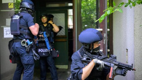 У ТОКУ ВЕЛИКА ОПЕРАЦИЈА НЕМАЧКЕ ПОЛИЦИЈЕ: Наоружан мушкарац се забарикадирао у бару, на терен упућене тешко наоружане јединице