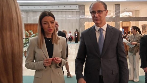 ЧУВАЈУ ДУХ, ТРАДИЦИЈУ И ПРЕПОЗНАТЉИВОСТ СРБИЈЕ: Месаровић и Мацут уручили решења за 46 занатлија (ФОТО)