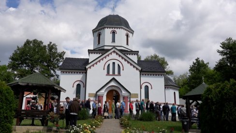 ПОД ЦЕРОМ СВЕЧАНО: Слава Тројичиног храма у Доњој Бадањи