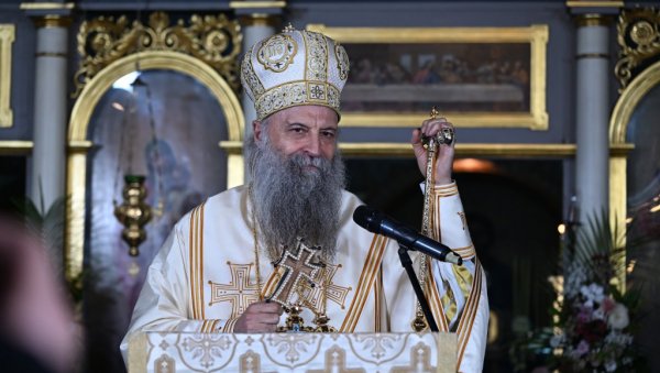 ПАТРИЈАРХ ОБИШАО ВЕРНИКЕ: Благословио их док чекају на поклоњење Појасу Пресвете Богородице