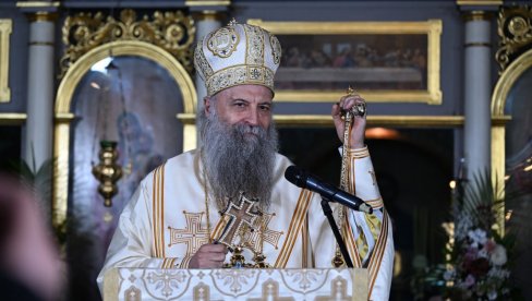 PATRIJARH OBIŠAO VERNIKE: Blagoslovio ih dok čekaju na poklonjenje Pojasu Presvete Bogorodice