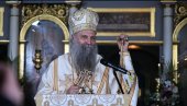 ПАТРИЈАРХ ОБИШАО ВЕРНИКЕ: Благословио их док чекају на поклоњење Појасу Пресвете Богородице