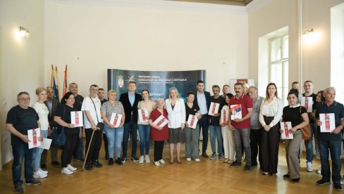 RADOST ZA 28 PORODICA: Izbeglima i interno raseljenima u Somboru uručeni ugovori ѕa stambenu podršku