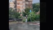 ТОРНАДО ЧУПАО ДРВЕЋЕ: Јако невреме погодило Рим (ВИДЕО)