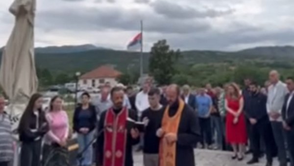 ОПРОШТЕНО ЈЕСТЕ, ЗАБОРАВЉЕНО НИЈЕ: Служен парастос за 134 Срба бачених у Корићку јаму (ВИДЕО)