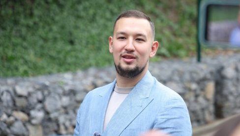 МЕЊАМ ПЕЛЕНЕ, ПЛАНИРАМО ЈОШ ДЕЦЕ: Урош Живковић прославио први рођендан Лазару - Породица ми је важна (ФОТО)