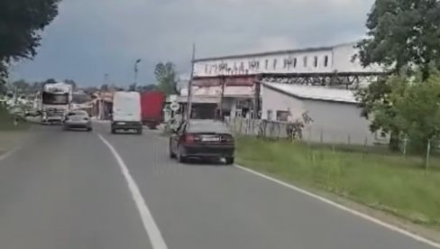 BAHATA VOŽNJA NA IBARSKOJ MAGISTRALI UZNEMIRILA SVE: Tragedija izbegnuta u poslednjoj sekundi (VIDEO)