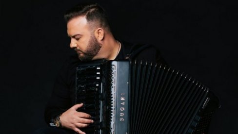 ЗА ЈЕДНО КОЛО СМО ДОБИЛИ БАКШИШ 30 ХИЉАДА ЕВРА: Наш познати хармоникаш шокира - Звали су ме да у Дубаи да наступам на јахти (ФОТО)