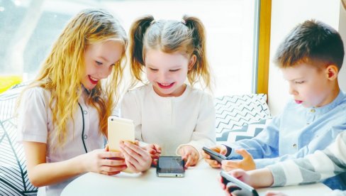 TINEJDŽERI BEZ DRUŠTVENIH MREŽA: Kako je Francuska postala prva zemlja u Evropi koja uvodi digitalnu punoletnost: