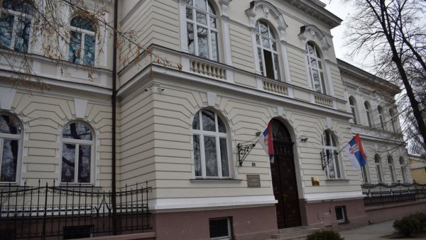 ДЕО ШКОЛСКОГ ПЛАФОНА ПАО НА УЧЕНИКА: Инцидент у Кикинди, повређен гимназијалац