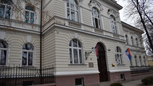 DEO ŠKOLSKOG PLAFONA PAO NA UČENIKA: Incident u Kikindi, povređen gimnazijalac