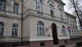 DEO ŠKOLSKOG PLAFONA PAO NA UČENIKA: Incident u Kikindi, povređen gimnazijalac