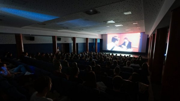 ФИЛМ ТРЕБИЊСКИХ ГИМНАЗИЈАЛАЦА ТРАГОВИ И СЕНКЕ: Матуранти о времену и наслеђу