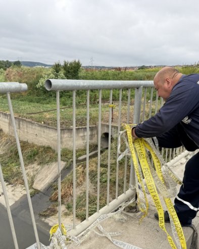 МЕЊАЈУ ОГРАДУ НА МОСТУ: После апела житеља, мајстори на делу Смедеревског пута код Болеча