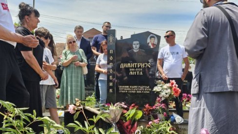 SINE, MOLI SE DA OSTANEMO NA OVIM PROSTORIMA: U Gračanici obeležene 22 godine od ubistva Dimitrija Popovića (17)