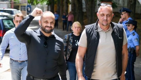 PENDRECIMA NA GRADONAČELNIKA, BRANE DIVLJI NATPIS: Kurtijeva policija privela, pa pustila prvog čoveka Severne Mitrovice i predsednika SO