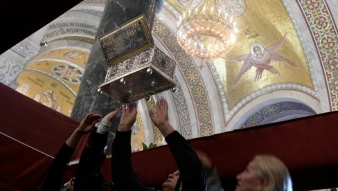 NEVEROVATNI PRIZORI: Vernici i patrijarh Porfirije ispraćaju Pojas Presvete Bogorodice (FOTO/VIDEO)