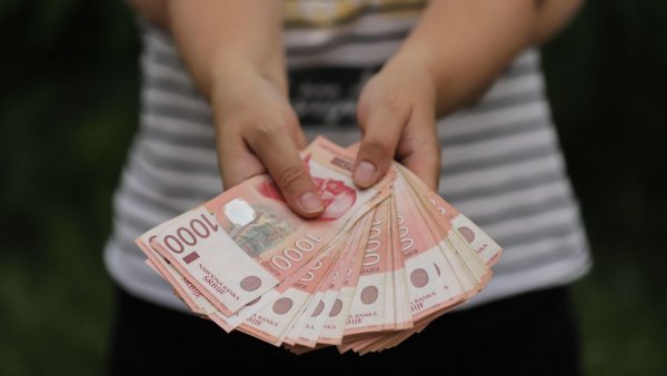ВАУЧЕРИ У ИЗНОСУ ОД 10.000 ДИНАРА: Ево ко на њих има право и за шта су намењени