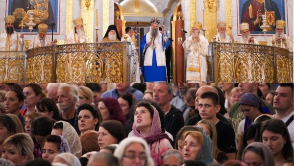 КРЕЋЕ ЛИТИЈА КА АЕРОДРОМУ: Часни појас управо изнет из Храма Светог Саве (ФОТО/ВИДЕО)