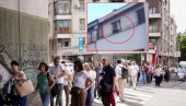 Sa terase Vračara! Pomahnitala blokaderka zasipala flašama vernike ispred Hrama Svetog Save! (VIDEO)