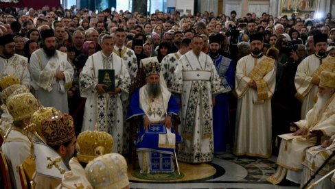 TAJNA PLAVE ODEŽDE: Zašto je patrijarh u ovoj boji ispratio veliku svetinju