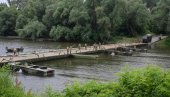 ВОЈСКА ПРЕМОСТИЛА ВЕЛИКУ МОРАВУ КОД СВИЛАЈНЦА: Понтон од данас за моторна путничка возила, моторе и пешаке (ФОТО)