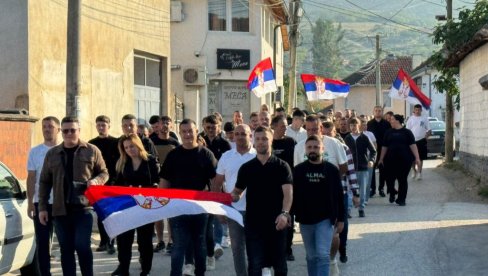 ПРЕЛЕПЕ СЛИКЕ ИЗ КОСОВСКОГ ПОМОРАВЉА: Срби сложно, са српским тробојкама на гласање