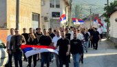 ПРЕЛЕПЕ СЛИКЕ ИЗ КОСОВСКОГ ПОМОРАВЉА: Срби сложно, са српским тробојкама на гласање