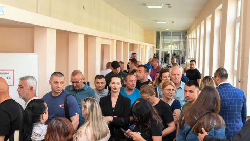 VELIKE GUŽVE NA KIM OD RANE ZORE: Glasao Zlatan Elek, Srbi masovno krenuli na birališta u Kosovskoj Mitrovici