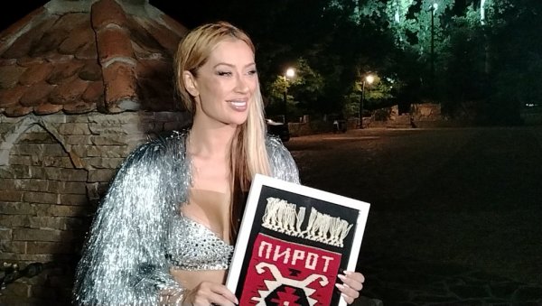 ТРЕБА ЧОВЕК ДА ПЛАНИРА И ДА ПУСТИ ДА МУ СЕ ДЕШАВА: Теа Таировић направила спектакл у Пироту, а овај гест ју је оборио с ногу (ФОТО)