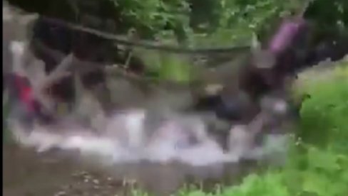HOROR: Srušio se most dok su prelazila deca na ekskurziji - upali u reku, simljen trenutak užasa,oglasila se Služba za vanredne situacije UKR