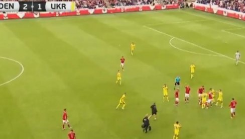 PONOVO SE TO DOGODILO! Eriksen opet pao kao sveća na travu! Nastale jezive slike, sudija odmah uradio ovo! (VIDEO)