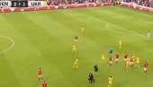 ПОНОВО СЕ ТО ДОГОДИЛО! Славни фудбалер опет пао као свећа на траву! Настале језиве слике, судија одмах урадио ово! (ВИДЕО)