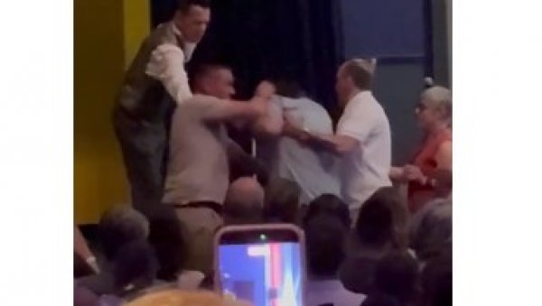 НА БЛОКАДЕРСКОМ СКУПУ ПРЕТУЧЕН ЈЕ НОВИНАР: Насилницима засметало једно питање (ВИДЕО)