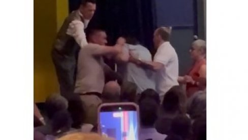 НА БЛОКАДЕРСКОМ СКУПУ ПРЕТУЧЕН ЈЕ НОВИНАР: Насилницима засметало једно питање (ВИДЕО)