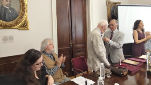 ПУШКОНОВА МЕДАЉА МАТИЈИ  БЕЋКОВИЋУ: У Матици српској нашем песнику и академију уручен „Златни витез“