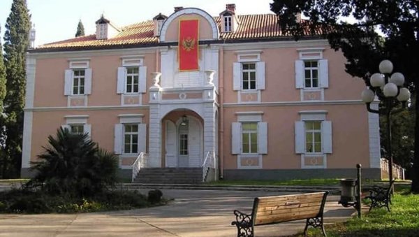 ДВОРАЦ НИКОЛИ, УСТАВ НА ДОБОШ: Председник Црне Горе вратио у подгорици Скупштини Закон о статусу потомака династије Петровић Његош