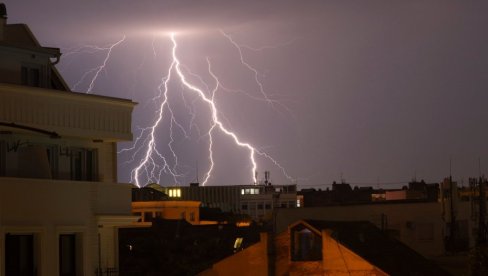 РХМЗ НАЈАВИО ДА ВЕЛИКО НЕВРЕМЕ СТИЖЕ У СРБИЈУ: Тући ће град и олујни ветар, ево када се очекује почетак олује