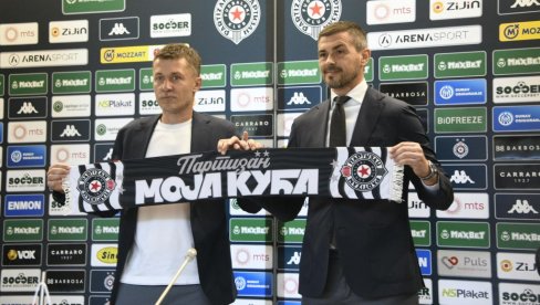 SAŠA ILIĆ SE VRATIO! Miljenik grobara seo na klupu Partizana: Najveći izazov u mojoj karijeri, uz navijače možemo sve da popravimo (FOTO)