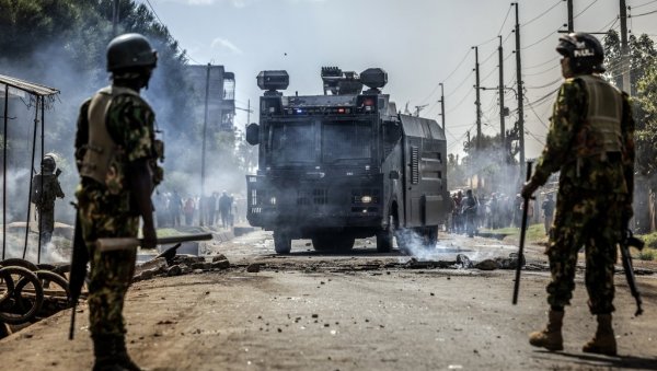 ПАЛА КРВ НА ПРОТЕСТИМА ПРОТИВ ОПАСНЕ ЗАРАЗЕ: Мушкарац упуцан, полиција испалила сузавац