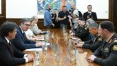 ВУЧИЋ СА ХАСАНОВОМ: У фокусу војно-техничка сарадња две земље и конкретни пројекти у области наменске индустрије (ФОТО)