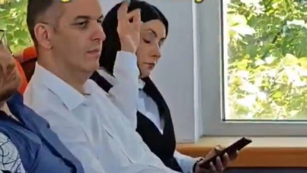 ПОСЛАНИЦА БЛОКАДЕРА МИЛИЋА ГЛАСА ЗА ПРЕДЛОГЕ ВЛАСТИ! Даје кворум, све је снимљено (ВИДЕО)