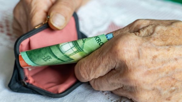 ОДРЕЂУЈЕ ЈЕДАН УСЛОВ: Колико новца можете да добијете кроз породичну пензију?